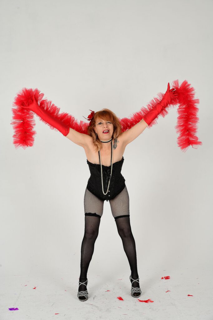corset guantes y boas de plumas