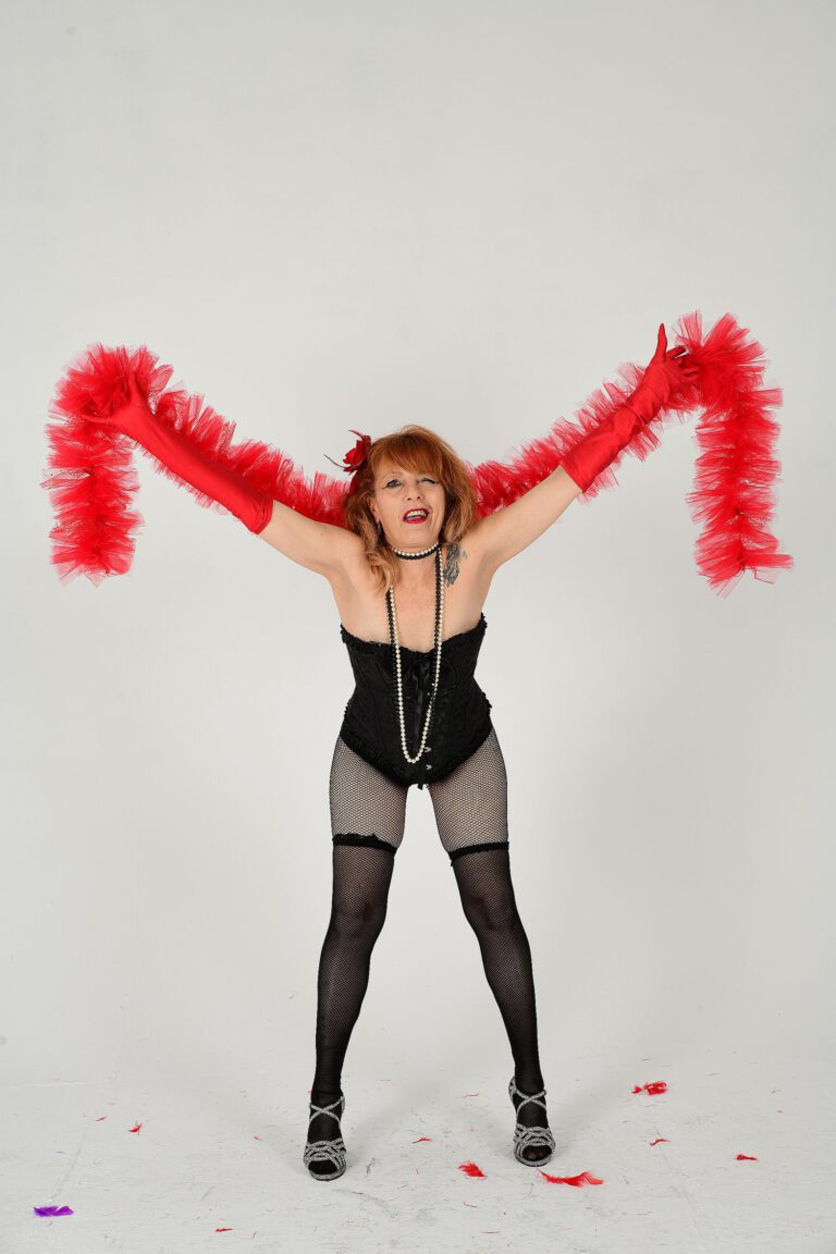 Corset, guantes y boas de plumas